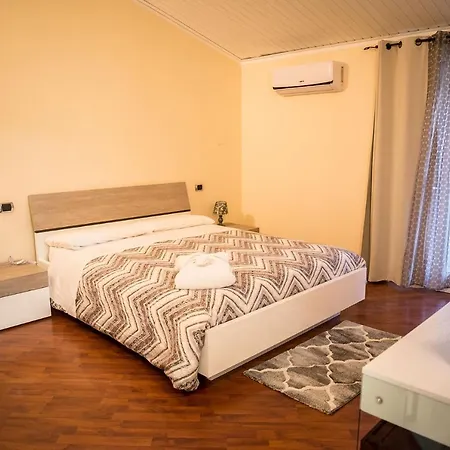 Lonatino Hotel 2*
